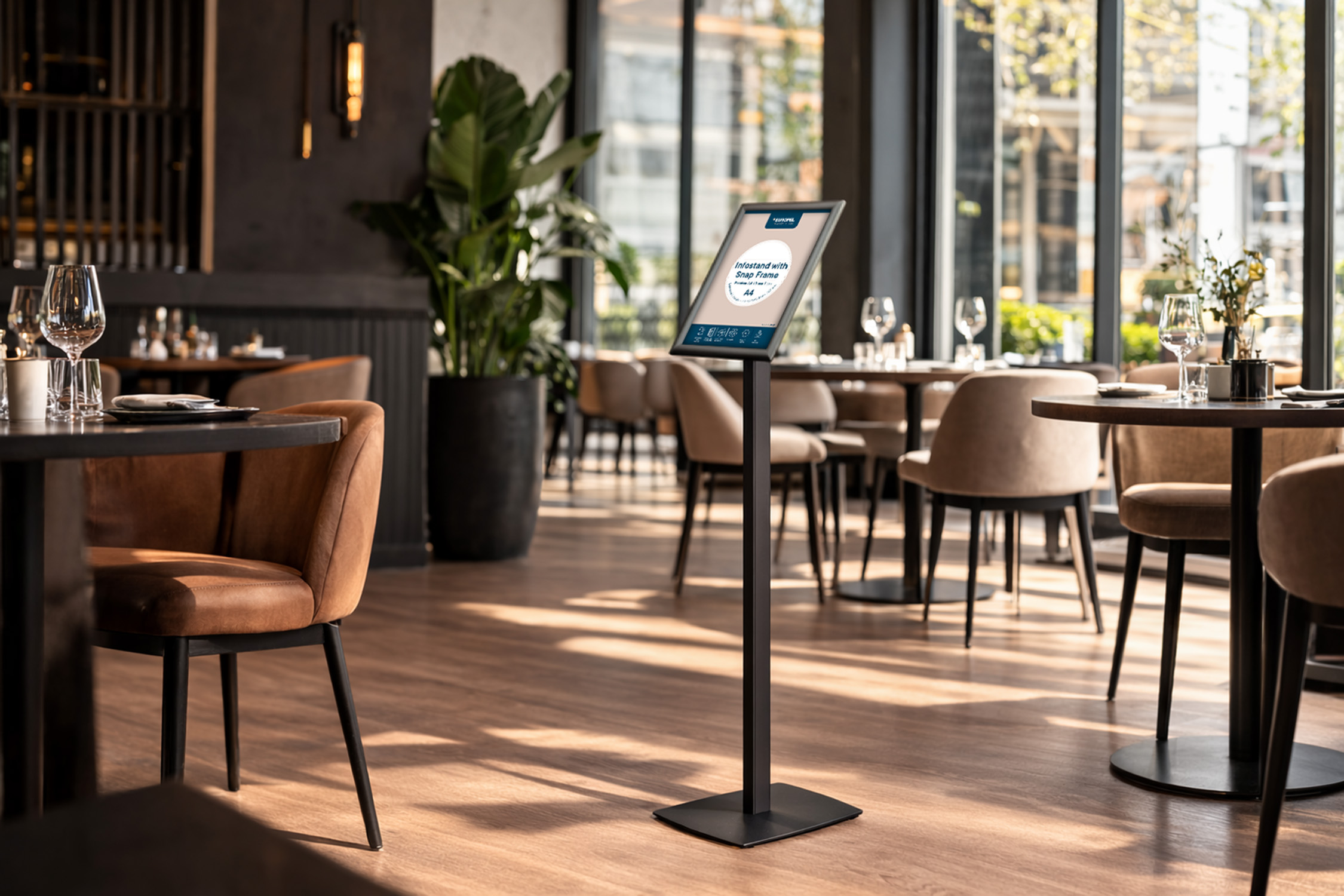 Europel Infoständer mit Klapprahmen Premium DIN A4 Premium 25 mm Schwarz